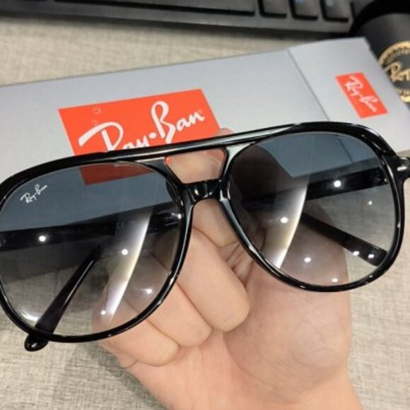 Ray-Ban Aviator Sunglasses Black Frame Gradient Gray Lens - Picture 3 of 6